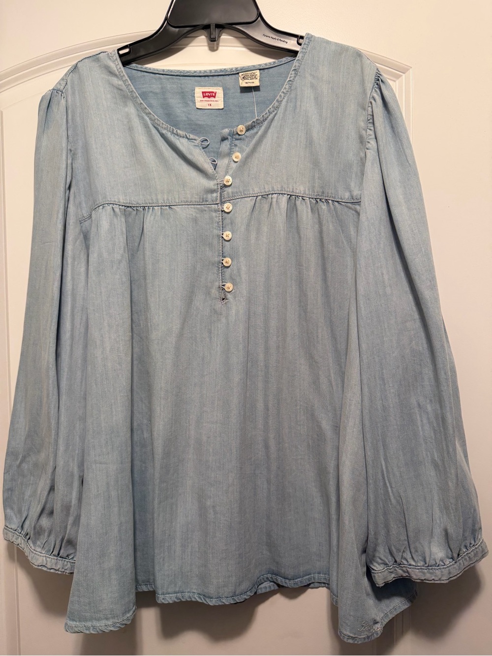 Levi’s Women’s Chambray Top 1X NWT Light Wash Long Sleeve